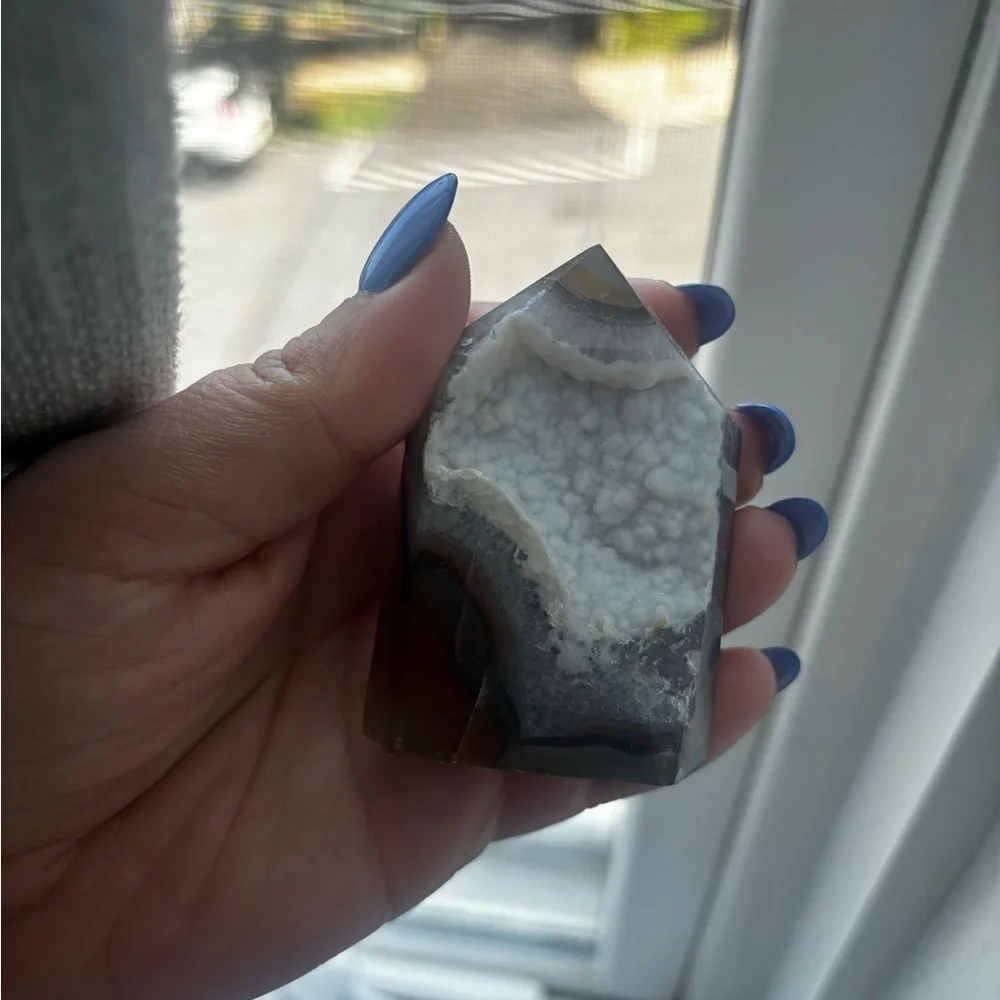 Geode Crystal Point - Picture 1 of 2